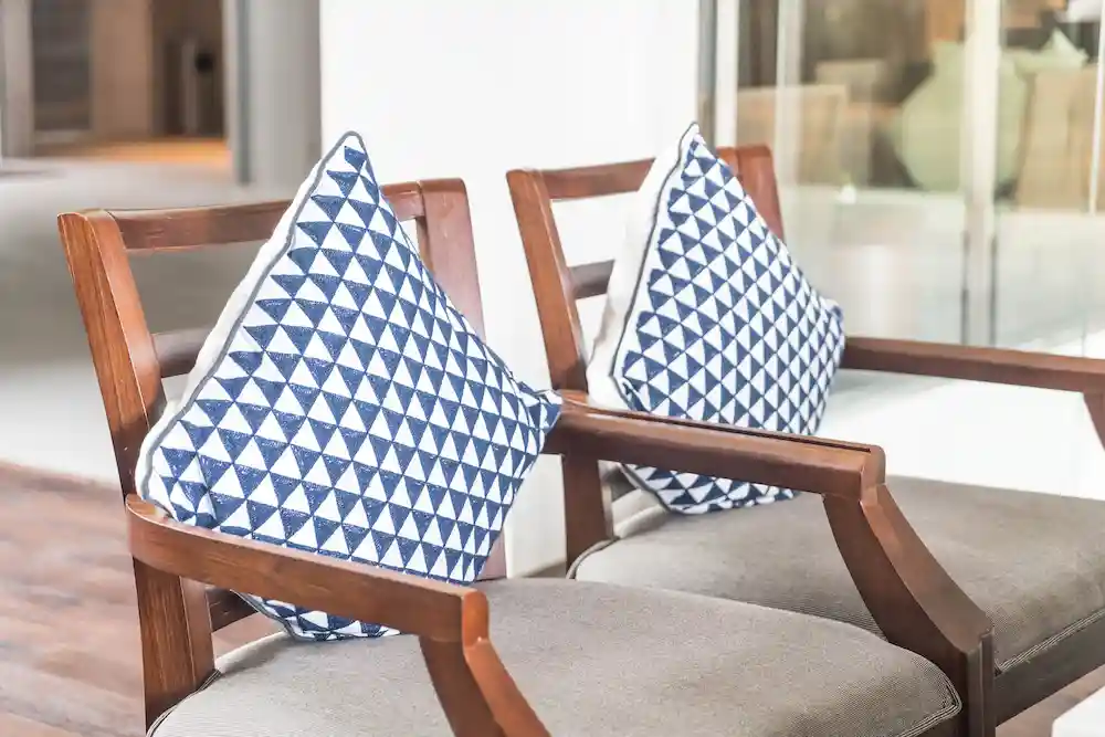 Imagem de bancos com almofadas 