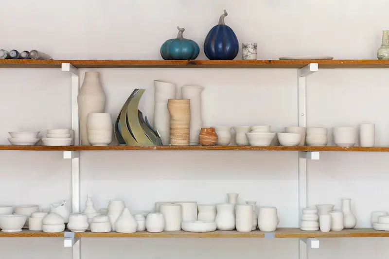 Imagem de uma estante vazadas de linhas finas