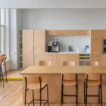 Imagem de um apartamento com móveis planejados