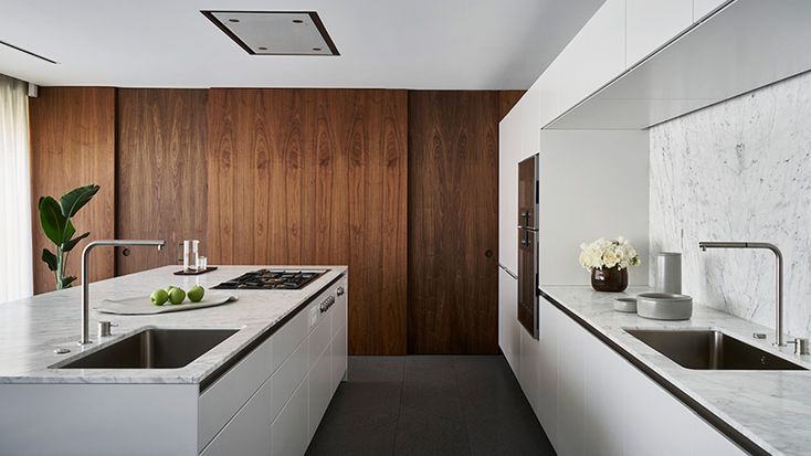 Imagem de uma cozinha branca do Studio MK27