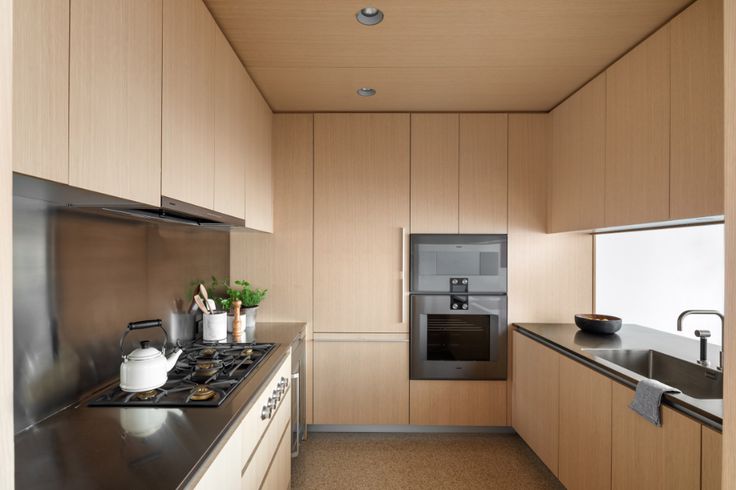 Cozinha com móvel embutido de Isay Weinfeld
