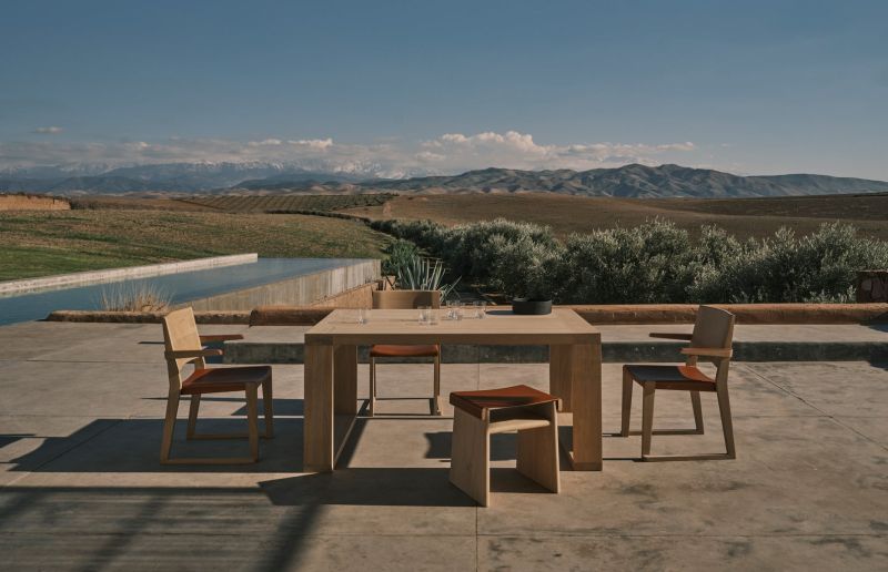 Exemplo de mesa de jantar com madeira clara