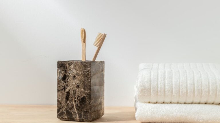 Imagem ilustrativa de um banheiro minimalista