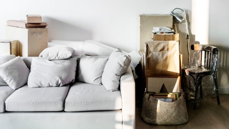 Imagem de um apartamento pequeno com erros na decoração