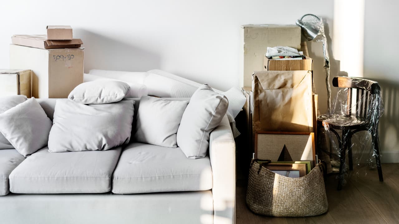 Imagem de um apartamento pequeno com erros na decoração