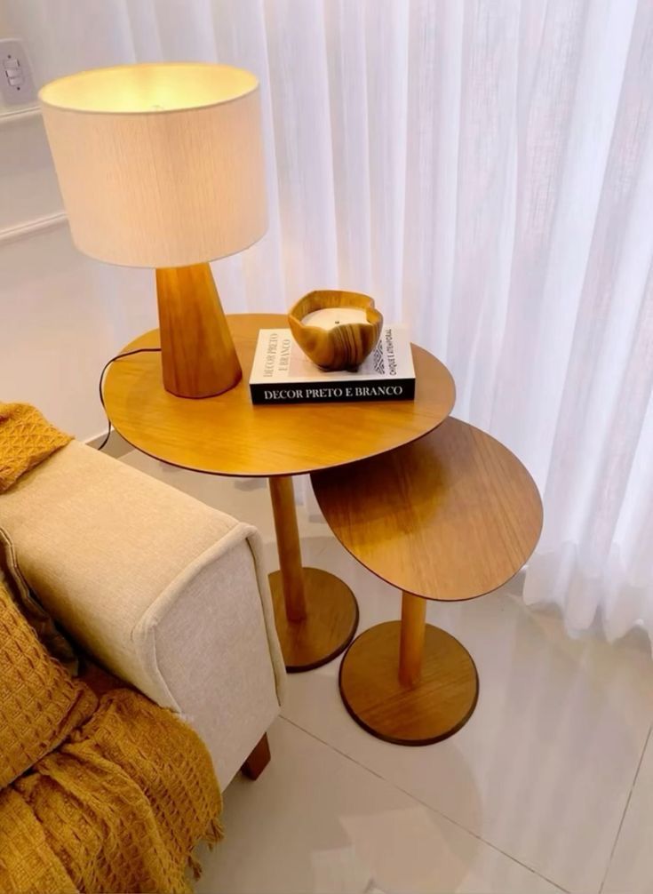 Imagem de uma mesa simples