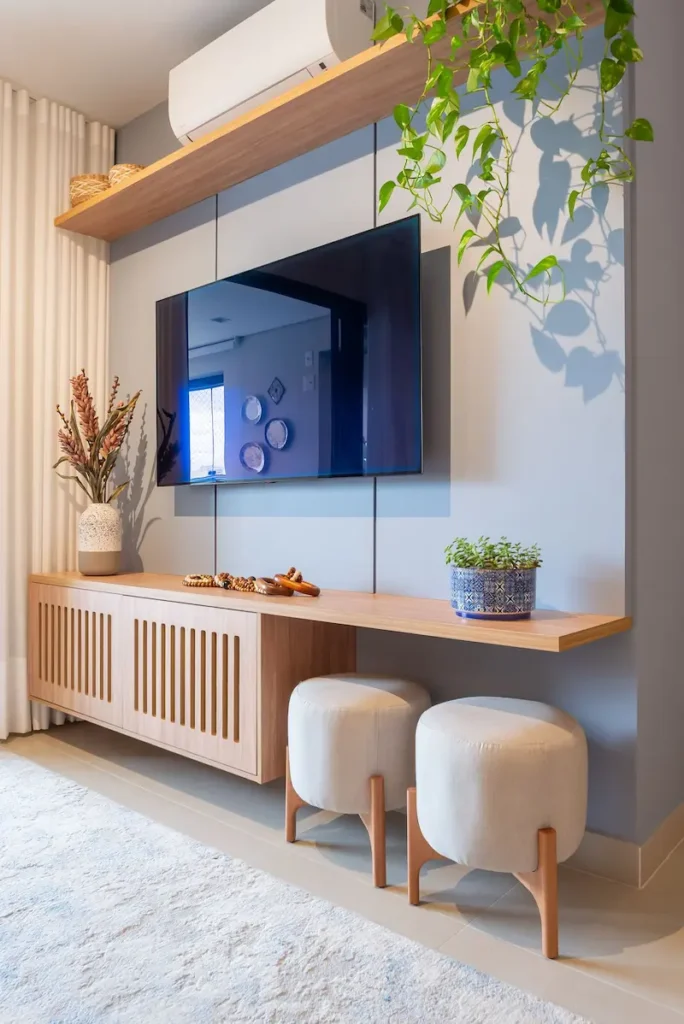 Imagem de uma sala planejada com painel de TV