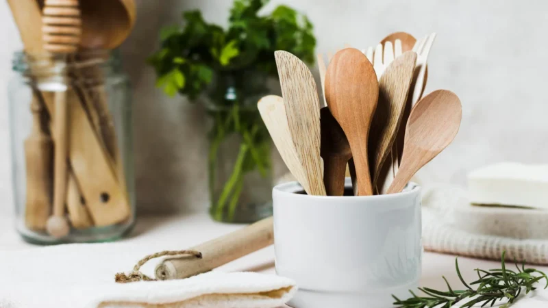 Como organizar utensílios de cozinha de forma prática e funcional