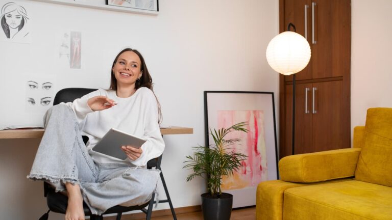 Pessoa sorrindo em um apartamento minimalista moderno