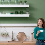 Imagem com uma pessoa na frente de móveis planejados