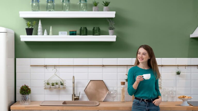 Imagem com uma pessoa na frente de móveis planejados