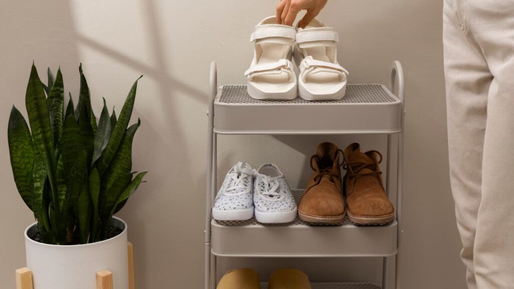 Imagem de como organizar sapatos em apartamento pequeno