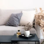 Imagem de uma sala com mesa de centro