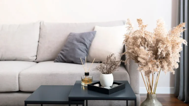 Imagem de uma sala com mesa de centro