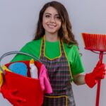 Imagem de uma pessoa segurando uma vassoura