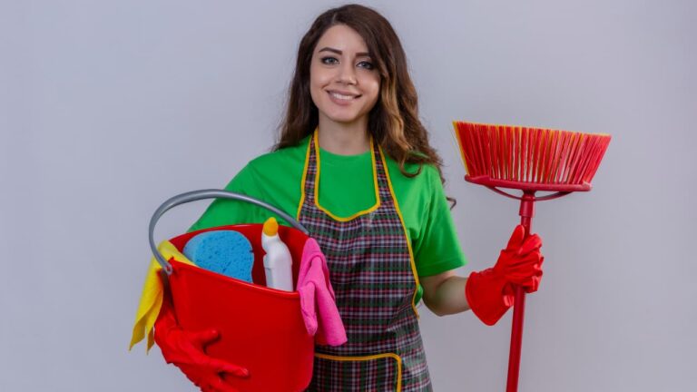 Imagem de uma pessoa segurando uma vassoura