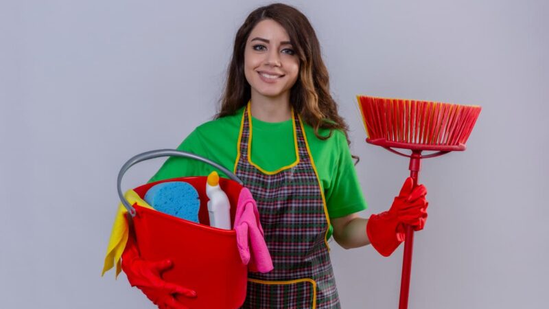 Onde guardar vassouras em apartamento pequeno: 10 soluções inteligentes