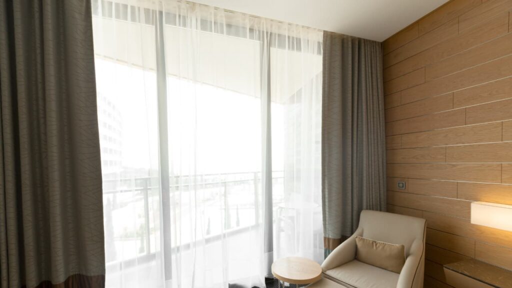 Imagem de uma sala com cortina