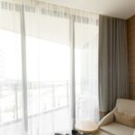 Imagem de uma sala com cortina