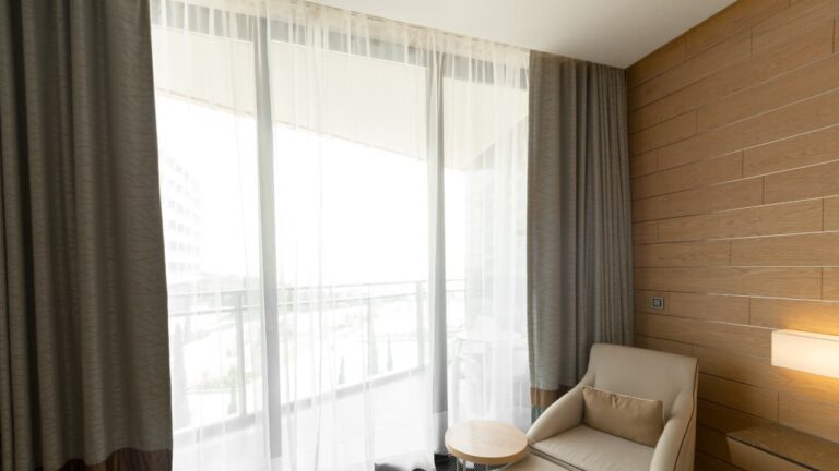 Imagem de uma sala com cortina