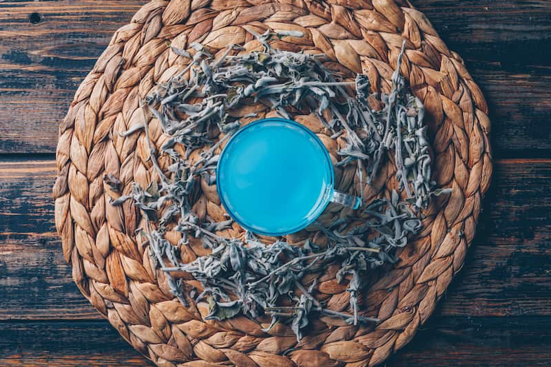 imagem de um porta-copos em material natural na mesa de centro