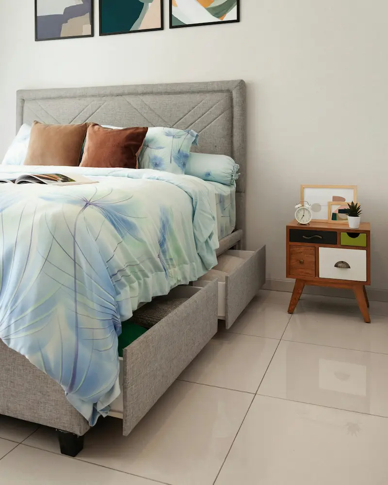 Foto de uma cama com gavetas