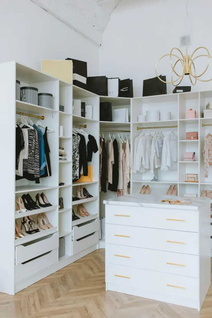 foto de um closet aberto