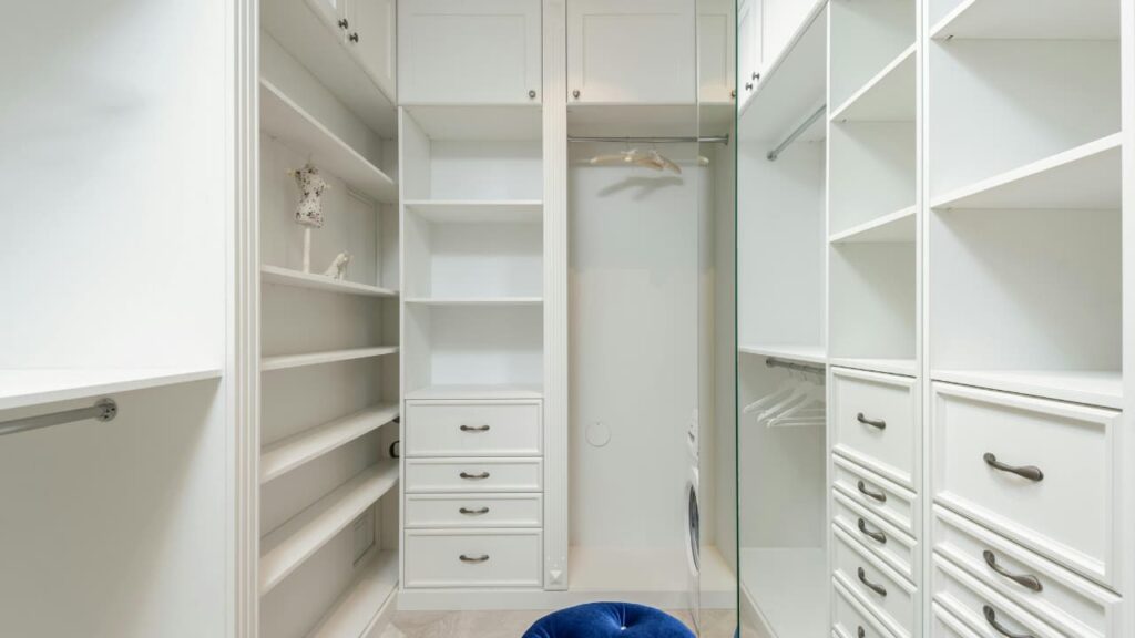 imagem de um closet pequeno planejado