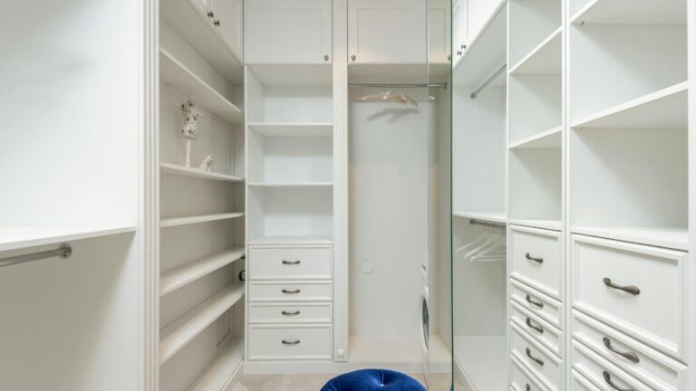 imagem de um closet pequeno planejado