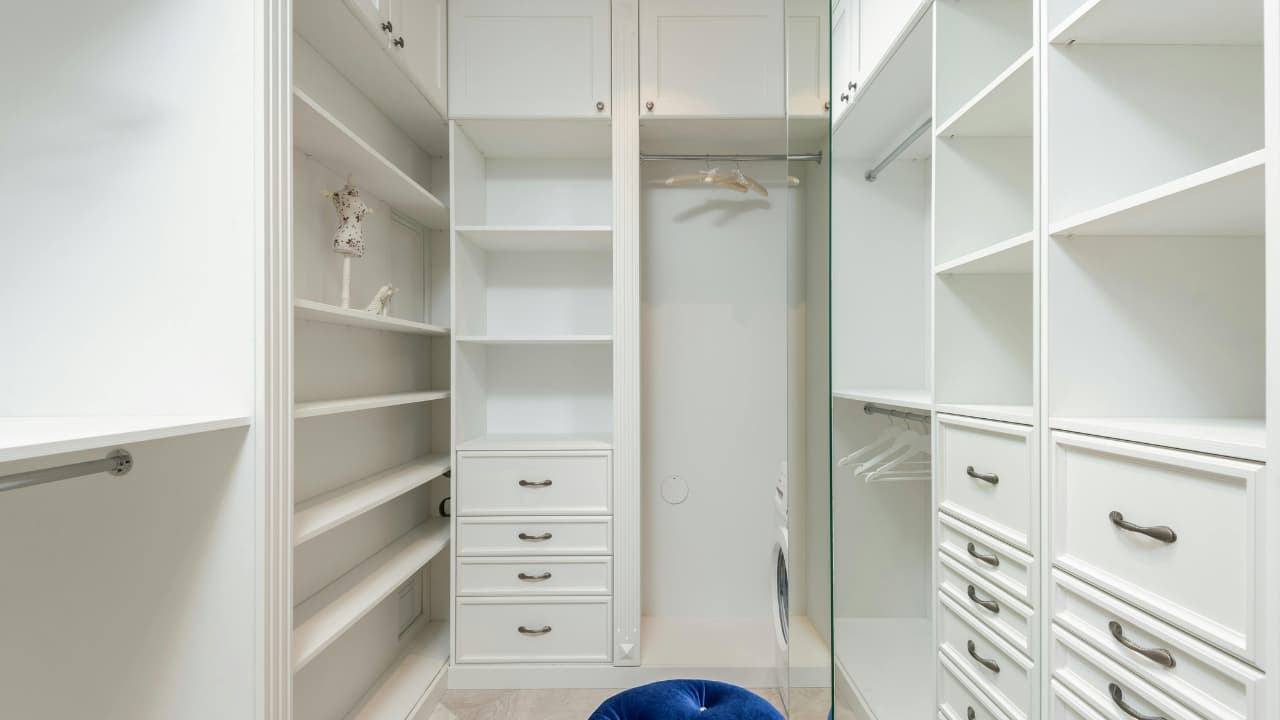 Entenda como fazer closet pequeno planejado no seu quarto