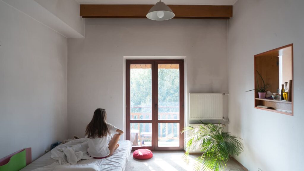 pessoa em uma apartamento pequeno