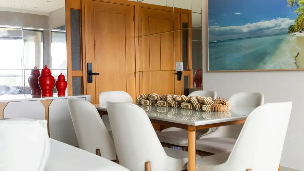 Imagem com móveis da sala de jantar