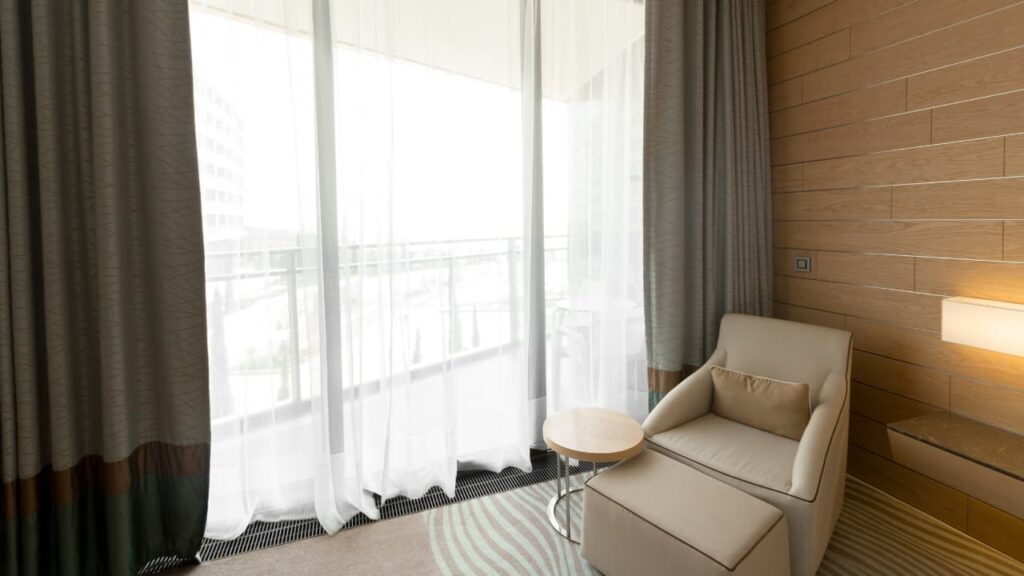 foto de um apartamento com cortinas